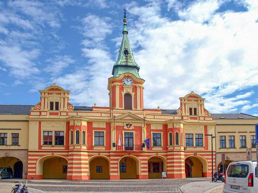 Mělník chystá úpravu parkoviště v Pražské ulici. Míst má být dvojnásobek